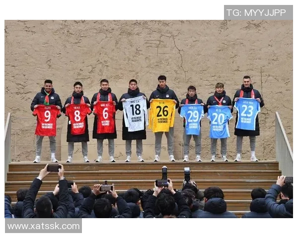 足球球星衣服好看背后的设计秘密与球迷文化深度解析 足球球星衣服好看背后的设计秘密与球迷文化深度解析